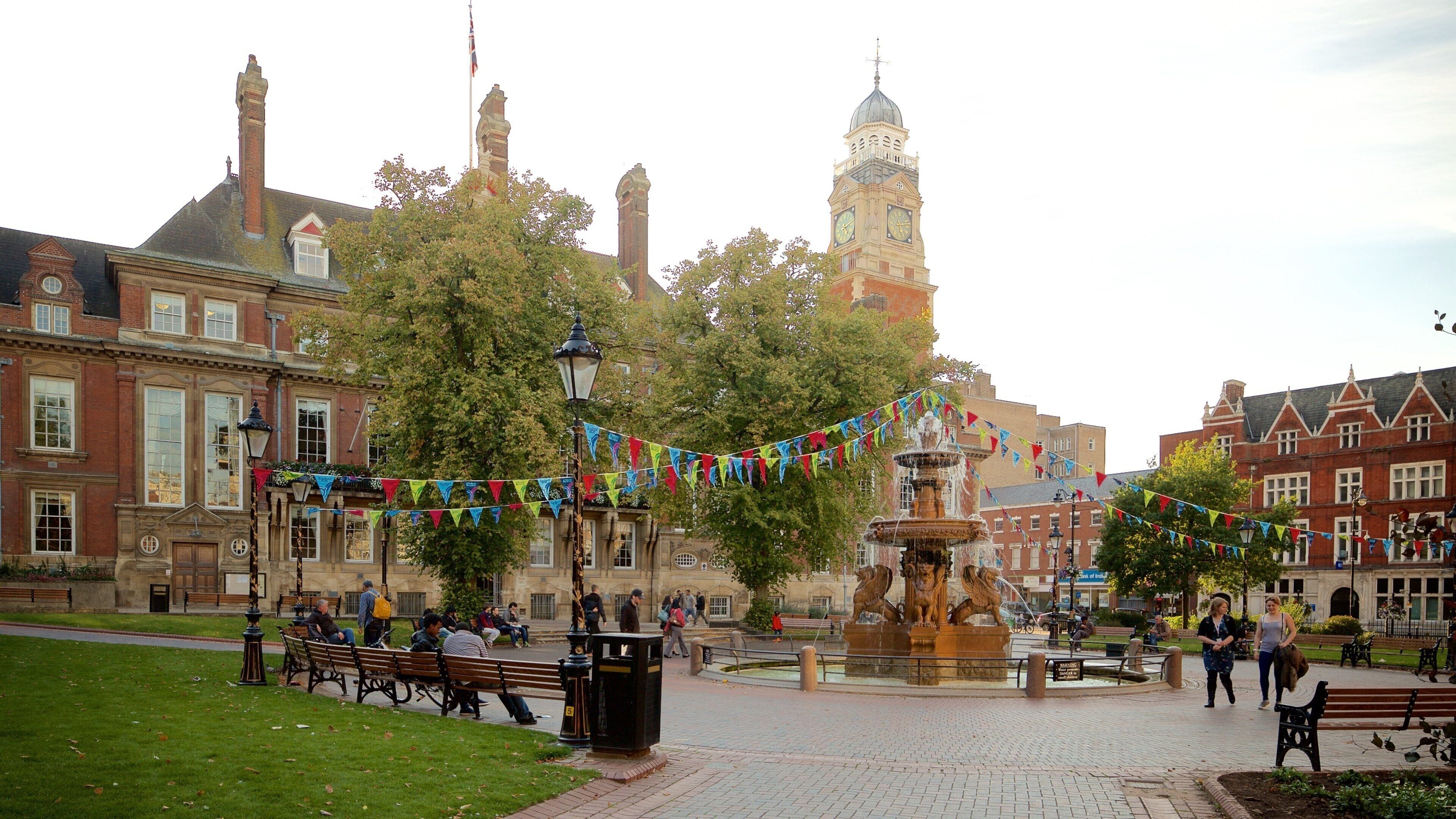 Leicester Town Hall caracterizando uma fonte, uma praça ou plaza e um edifício administrativo