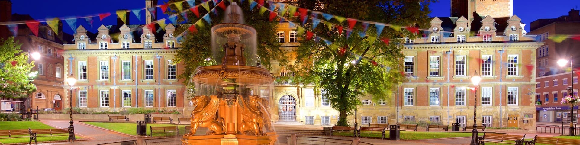 Leicester Town Hall som visar nattliv, ett torg och en administrativ byggnad