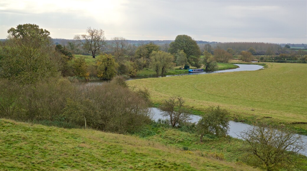 Fotheringhay Castle som omfatter udsigt over landskaber, en flod eller et vandløb og fredfyldte omgivelser