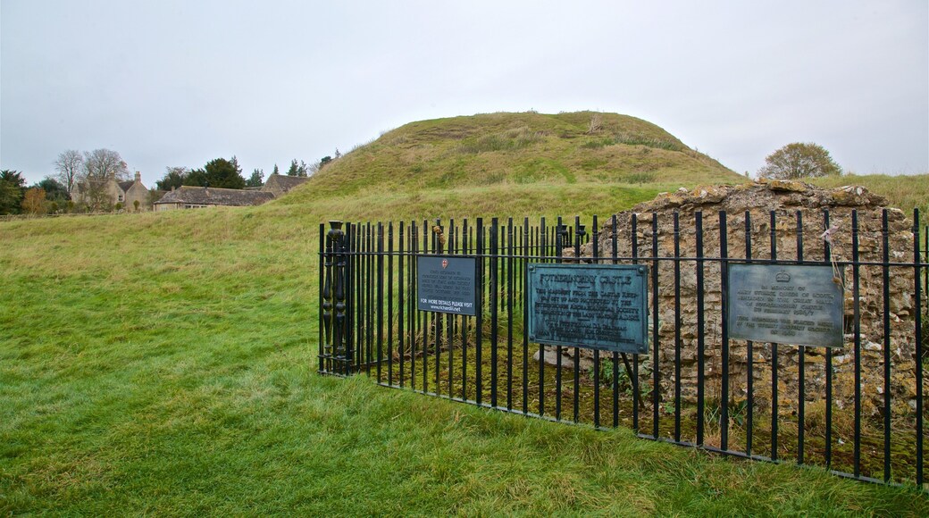 Fotheringhay Castle som viser en have og skiltning