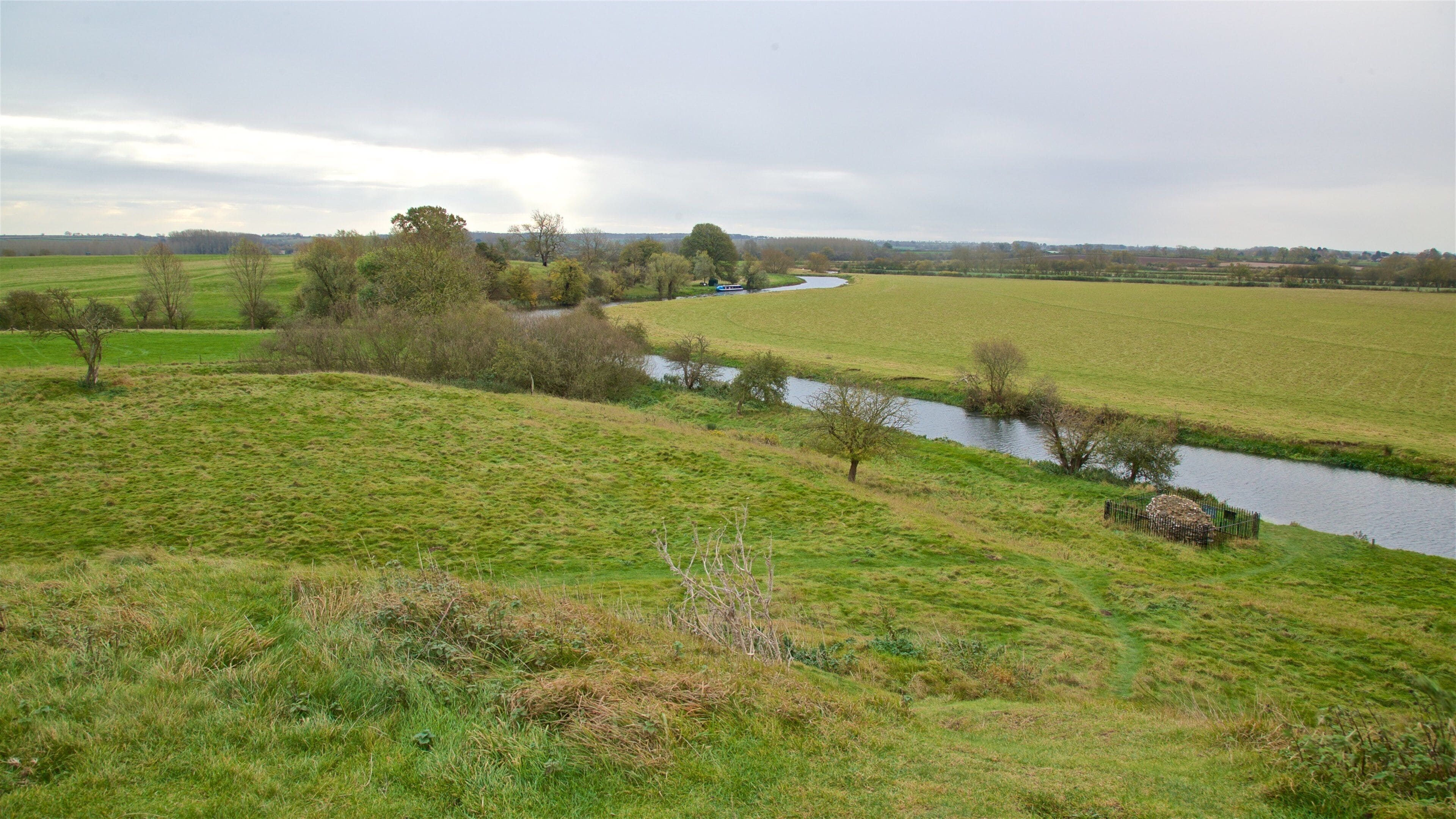 Château de Fotheringhay qui includes une rivière ou un ruisseau, paysages paisibles et paysages