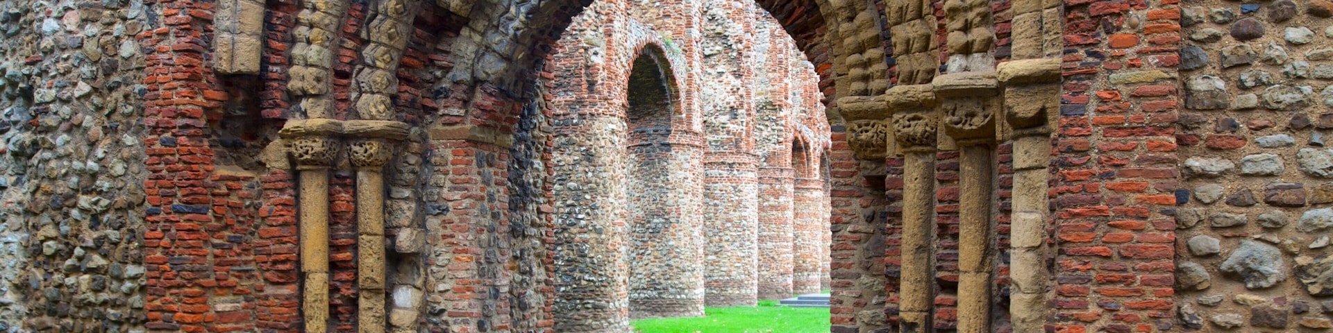 St Botolph\'s Church que inclui uma igreja ou catedral, elementos religiosos e uma ruína