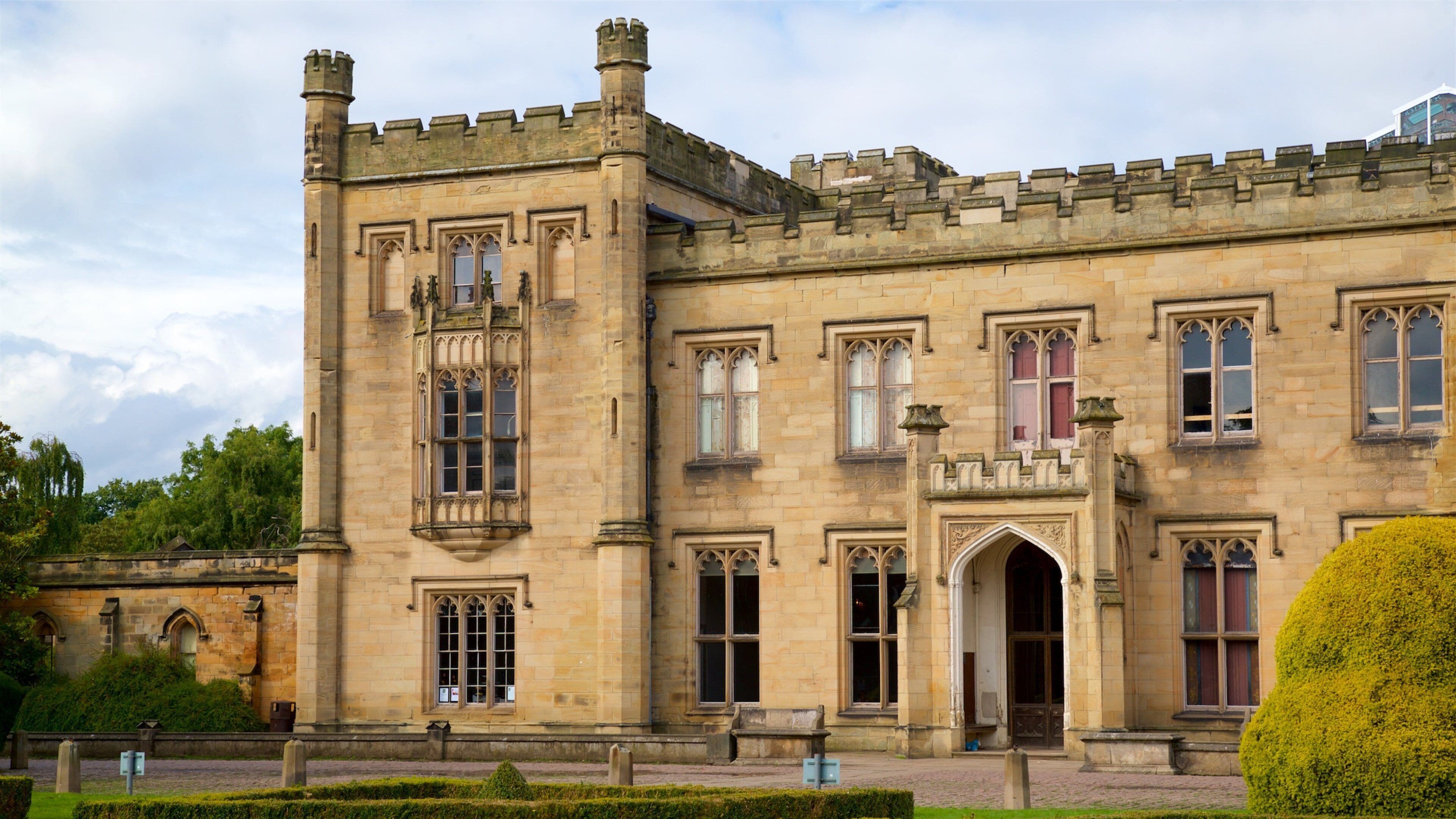 Elvaston Castle showing heritage architecture and château or palace
