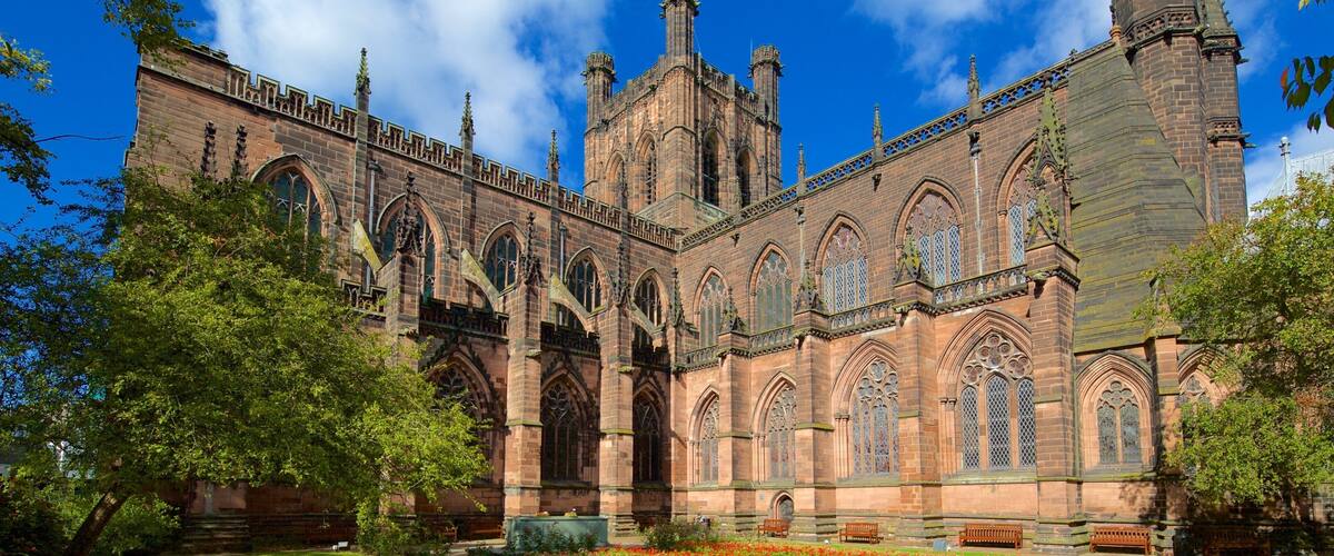 Chester Cathedral fasiliteter samt historisk arkitektur og kirke eller katedral