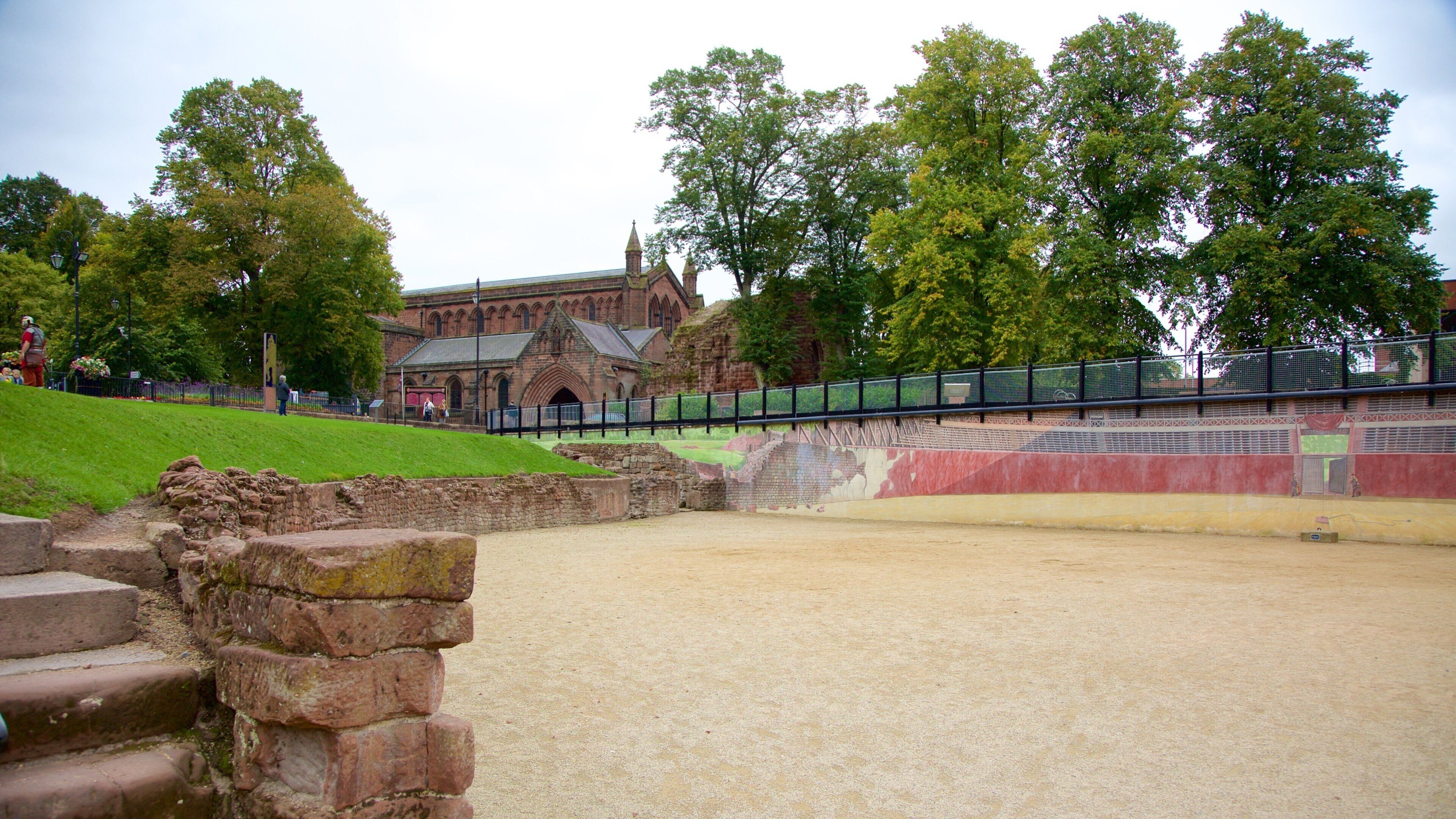Römisches Amphitheater welches beinhaltet Geschichtliches, Ruine und Theater