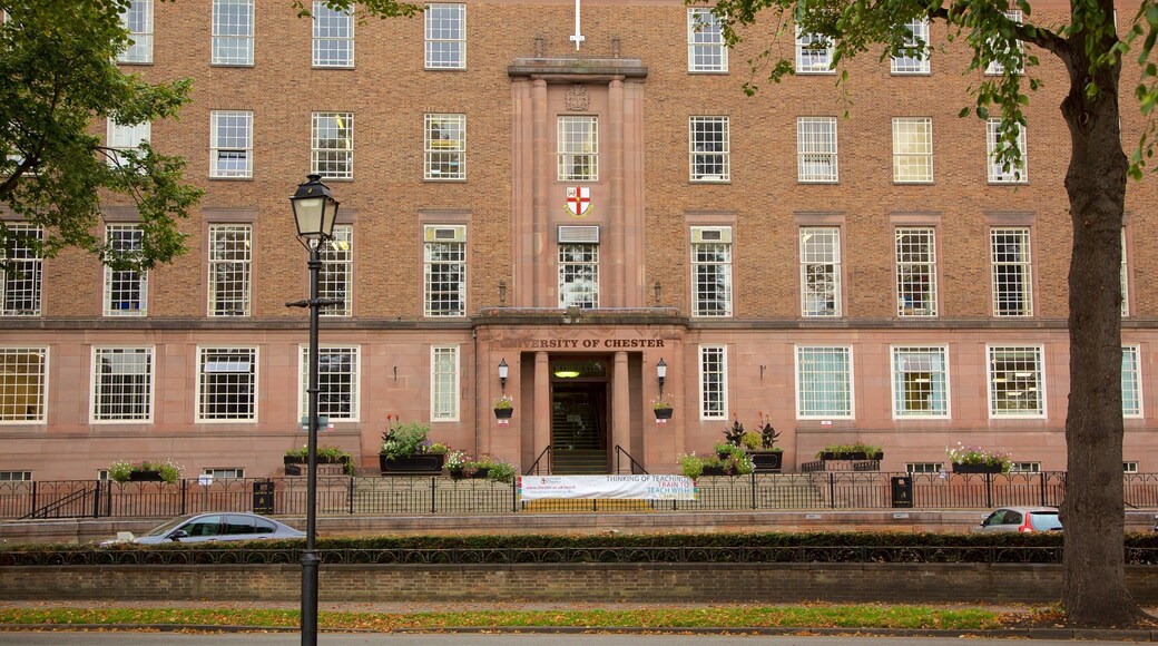 契斯特大學 设有 行政大樓 和 懷舊元素