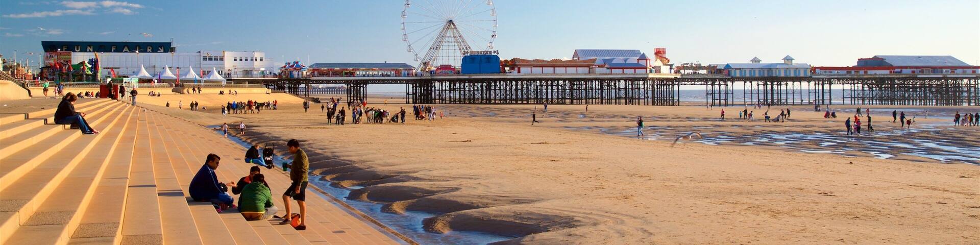 ブラックプール ビーチ 表示 海岸線の眺め と ビーチ 及び 少数の人々