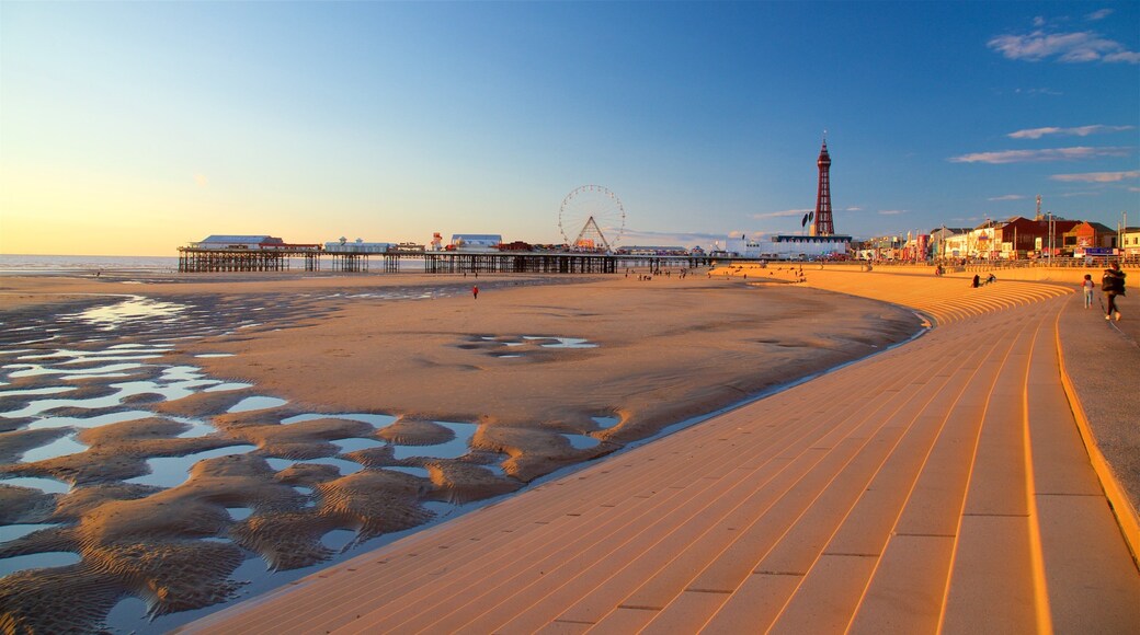 Central Pier, Blackpool inclusief algemene kustgezichten, een zonsondergang en een zandstrand
