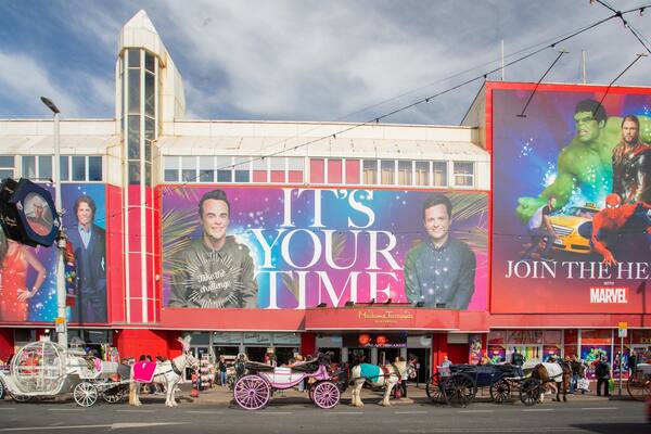 Madame Tussauds Waxworks which includes signage