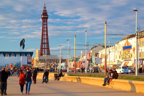 Blackpool Tower aussi bien que petit groupe de personnes