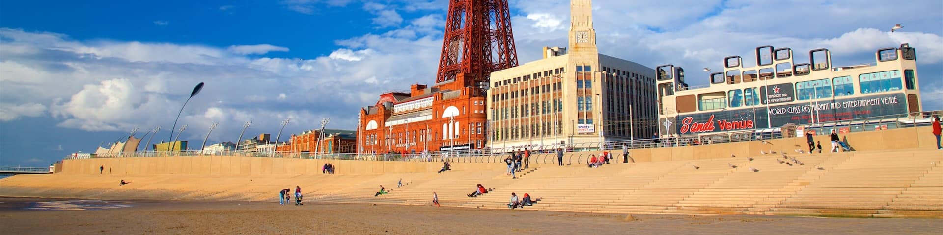 Blackpool Tower das einen Küstenort, Sandstrand und allgemeine Küstenansicht