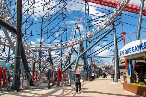 Eine Achterbahn im Vordergrund, im Hintergrund ein Riesenrad und ein Spielhallenbereich namens 'Big One Games'.