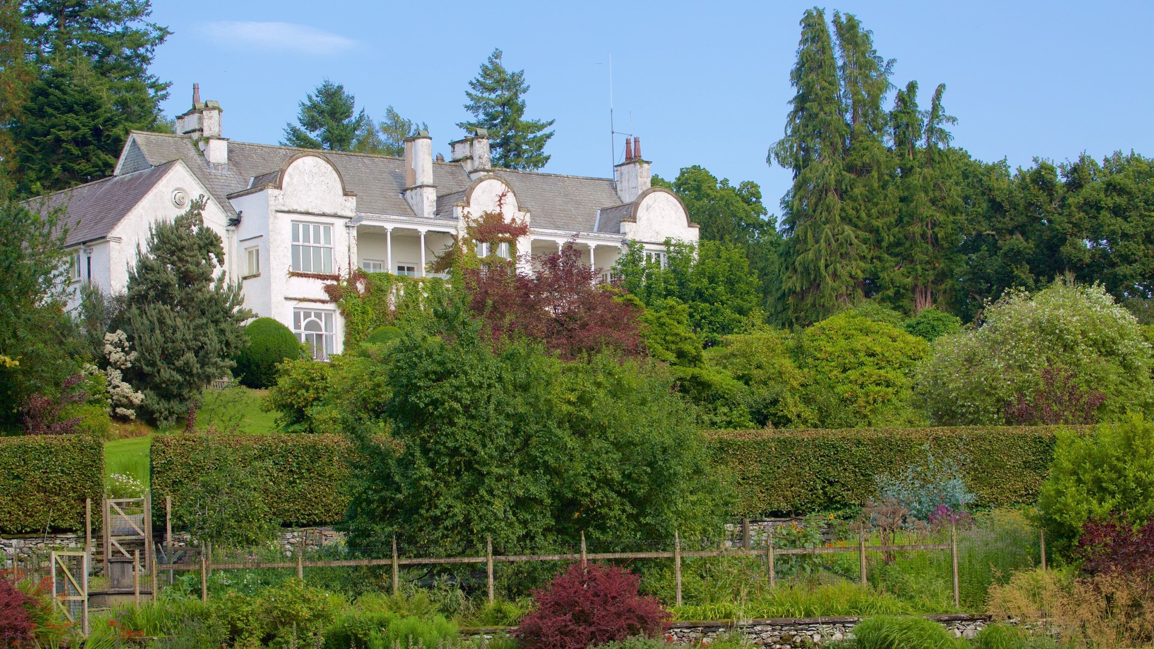 Lake District Visitor Centre at Brockhole showing a house, heritage elements and a park