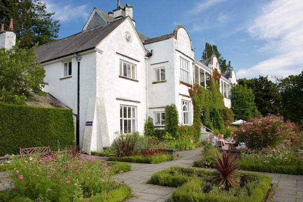Lake District Visitor Centre at Brockhole mettant en vedette maison, jardin et patrimoine historique