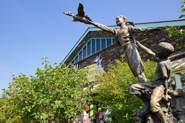 World of Beatrix Potter mettant en vedette statue ou sculpture