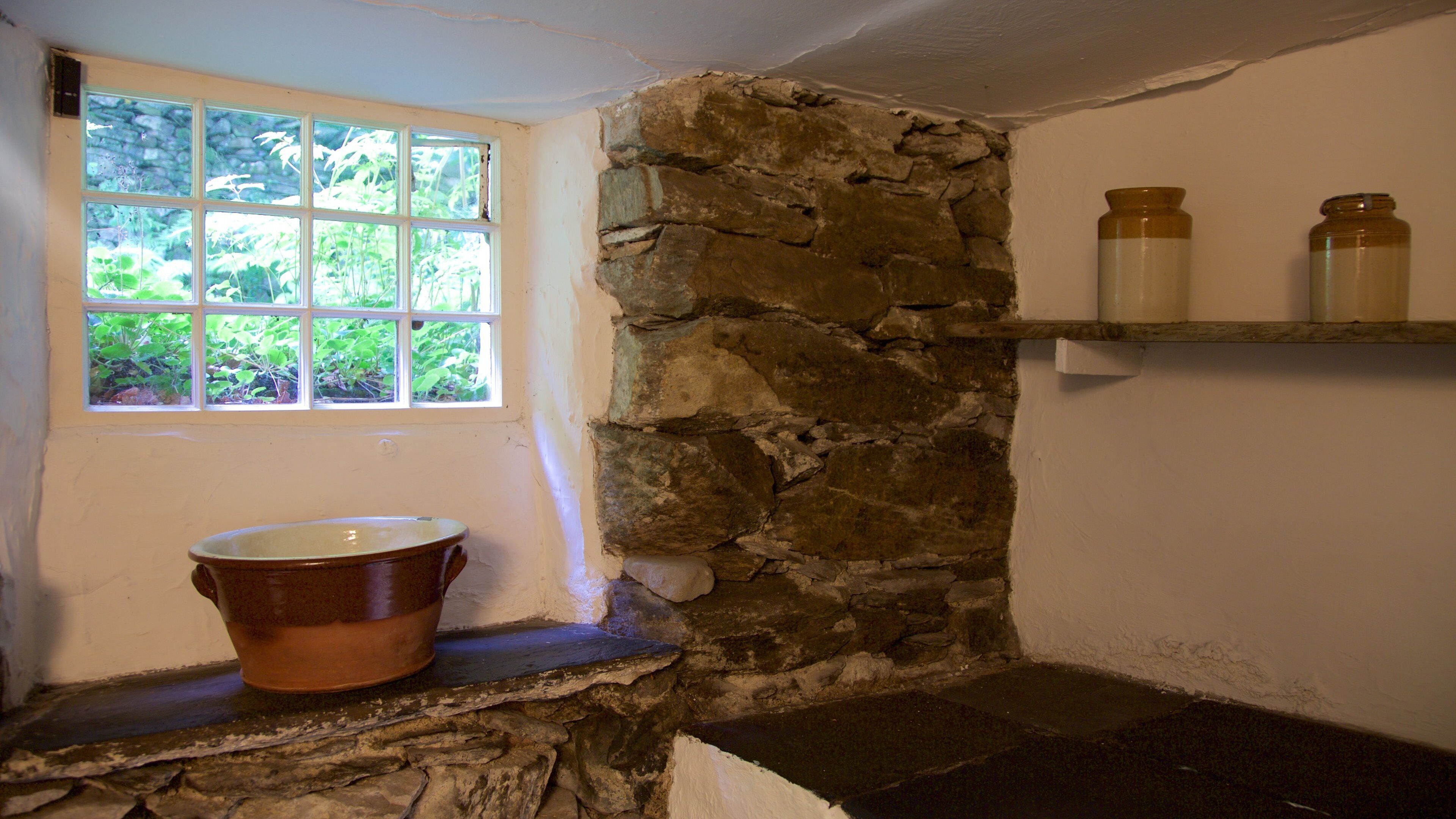 Dove Cottage showing a house, heritage elements and interior views