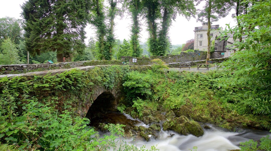 Ambleside mit einem Fluss oder Bach, Burg und Park