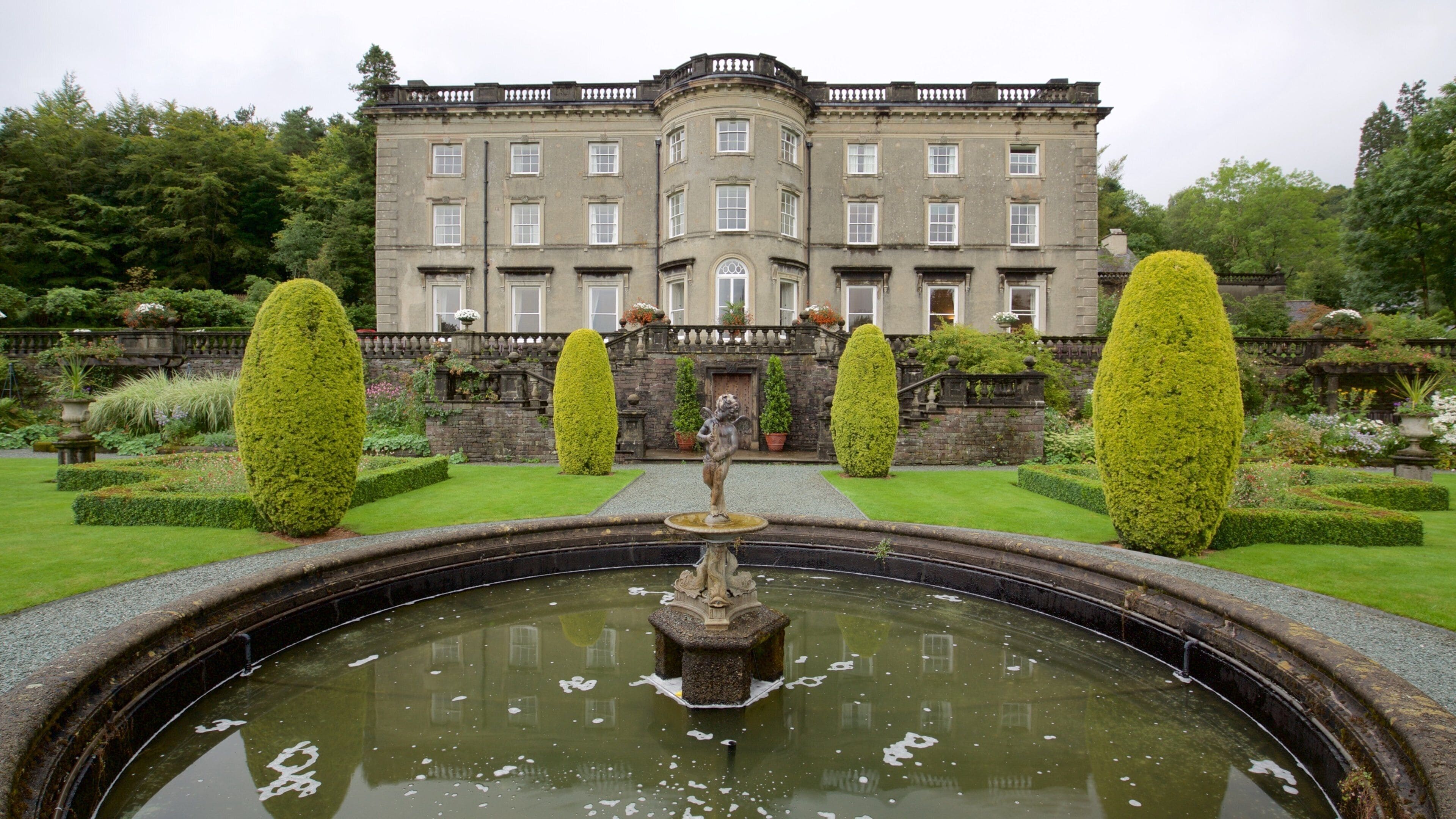 Ambleside das einen Park, Springbrunnen und Burg