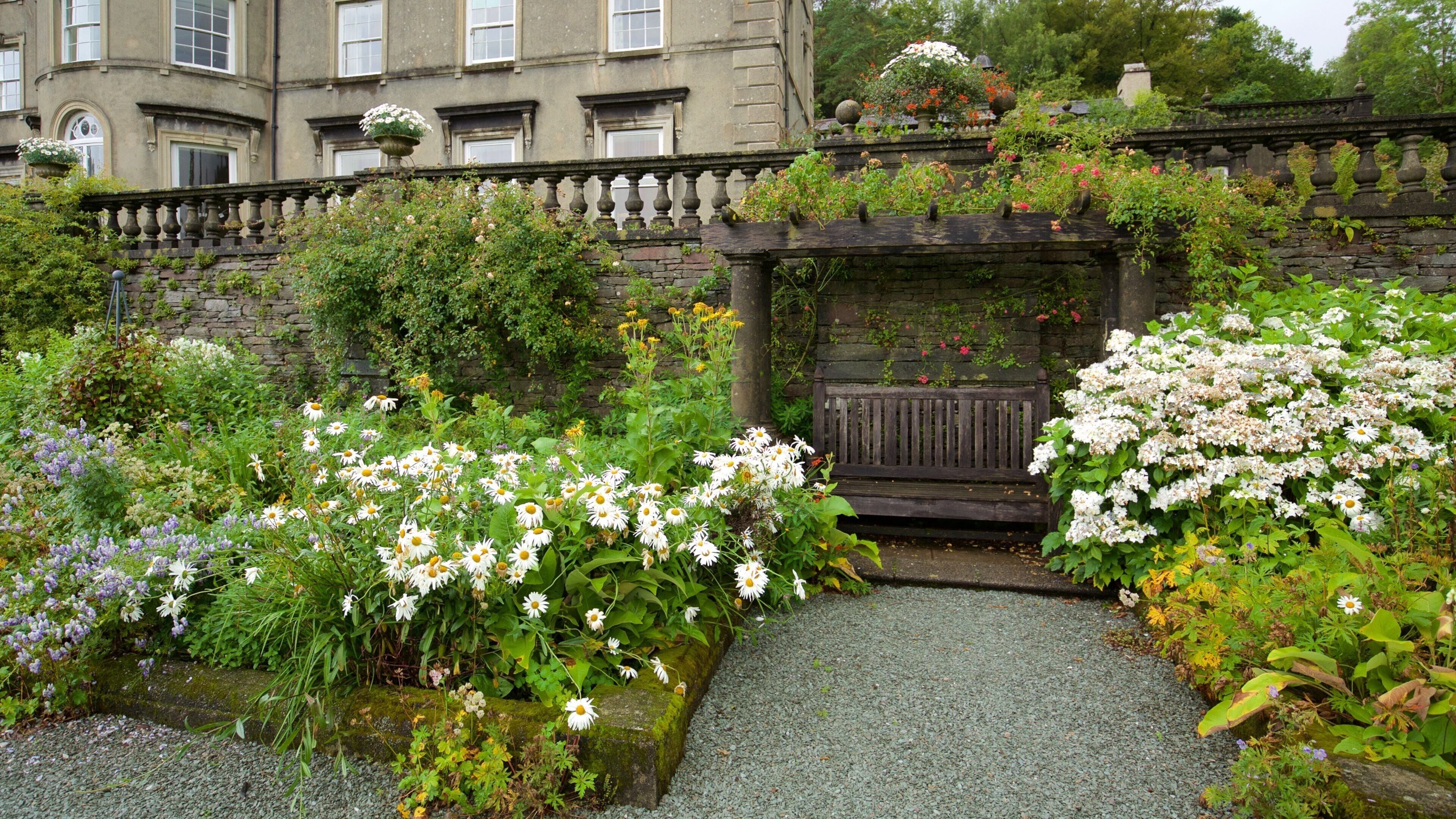 Ambleside mit einem Garten und Blumen