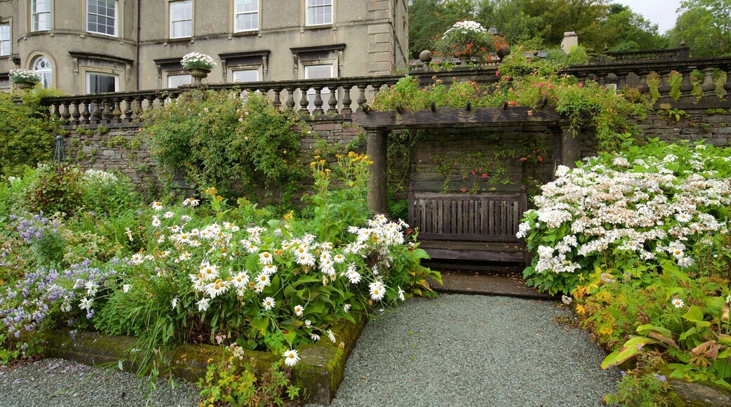 Ambleside mit einem Garten und Blumen