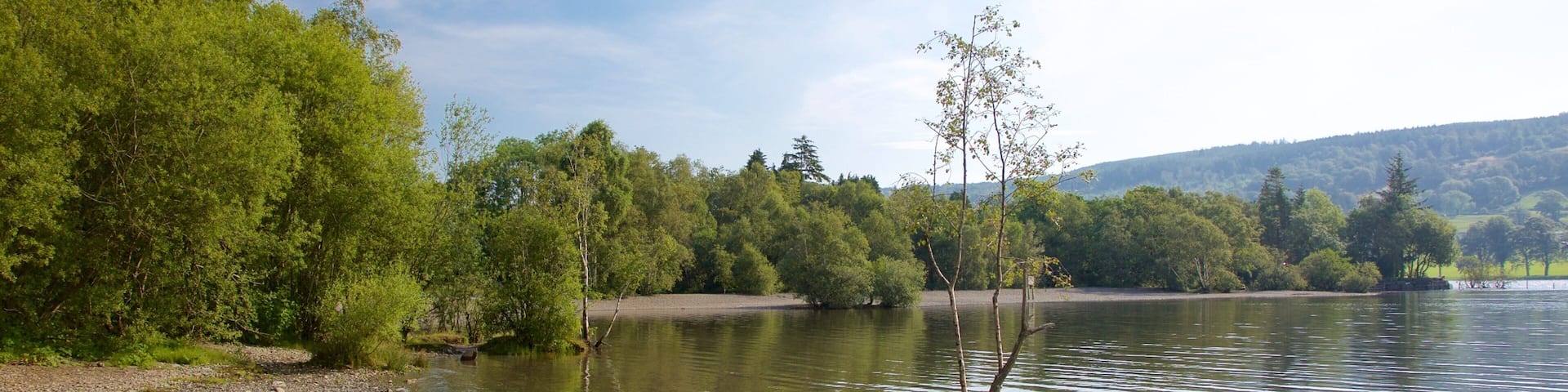 Coniston Water mit einem Steinstrand und See oder Wasserstelle