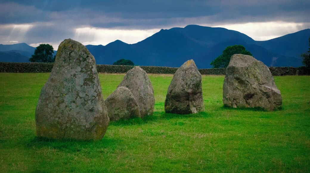 The setting of this stone circle is what makes it special, sitting low while being surrounded by the hills and mountains of the Lake District. You are free to wander around the stones and even climb them! Bear in mind that it gets very busy, so visiting early would be a wise decision.
www.cheskiesgaplife.com