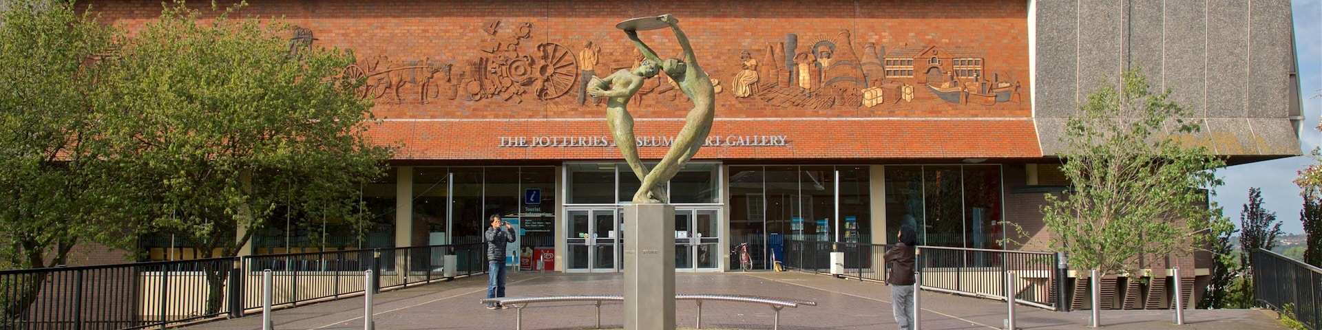 Hanley Potteries Museum que inclui uma estátua ou escultura e arte ao ar livre