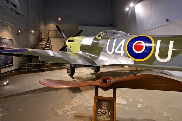 Hanley Potteries Museum som inkluderar interiörer och flygplan