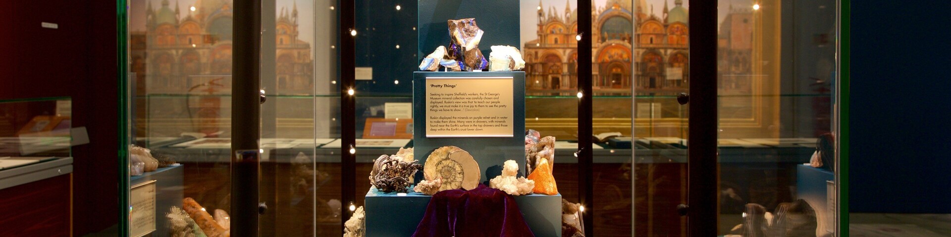 Galería Millenium ofreciendo vista interna