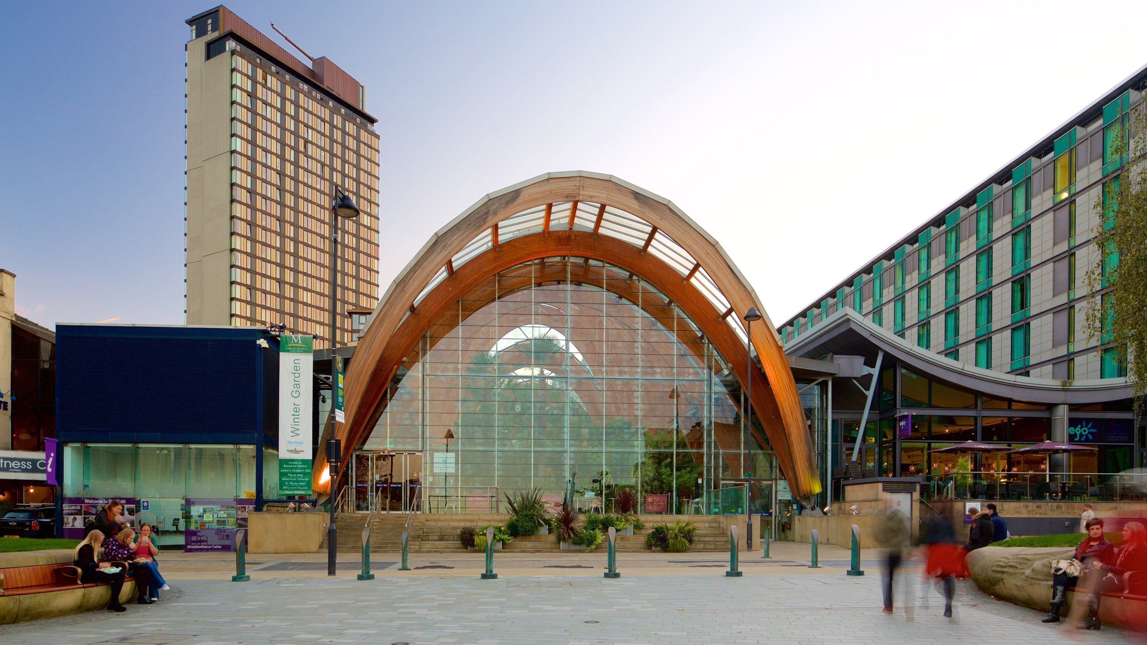 Sheffield Winter Garden inclusief een park, moderne architectuur en een stad