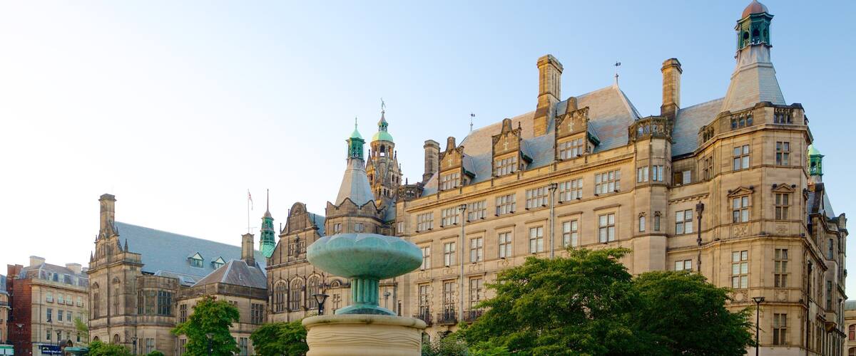 Peace Gardens showing heritage architecture, a park and a square or plaza