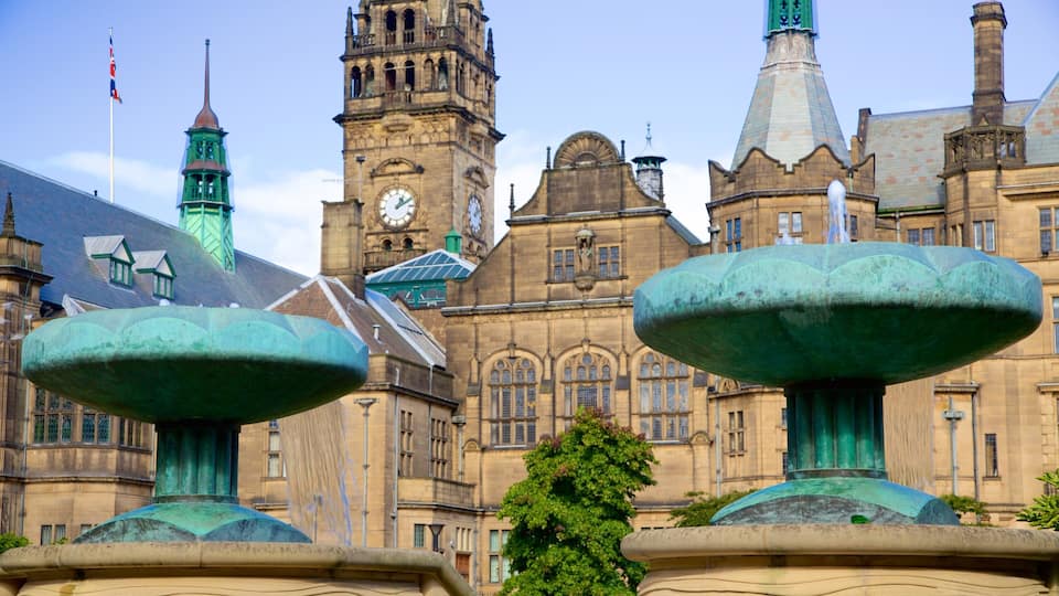Peace Gardens showing a fountain, heritage architecture and a castle