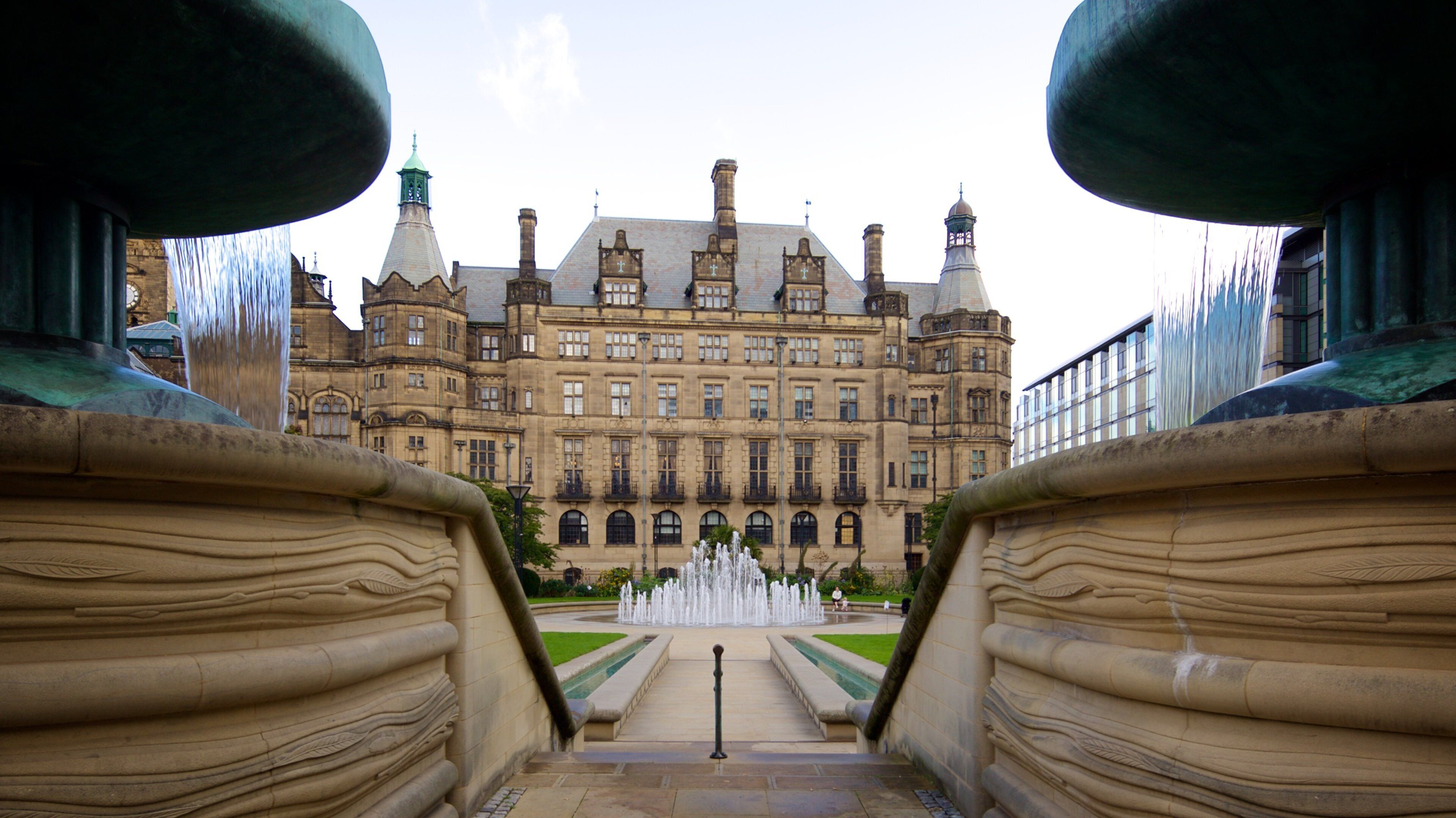 Peace Gardens showing a fountain, a square or plaza and heritage architecture