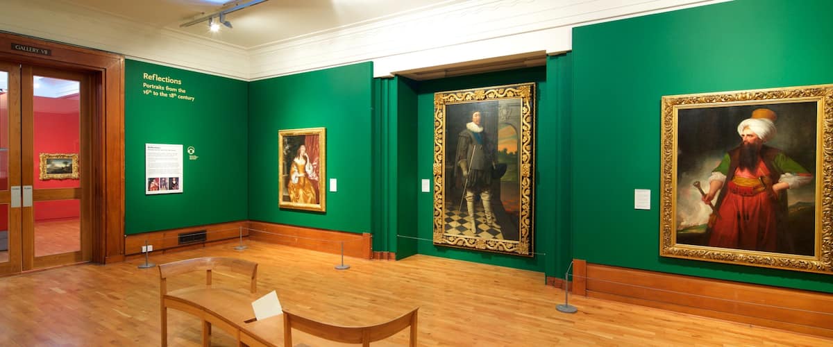 Graves Art Gallery que incluye arte y vistas interiores