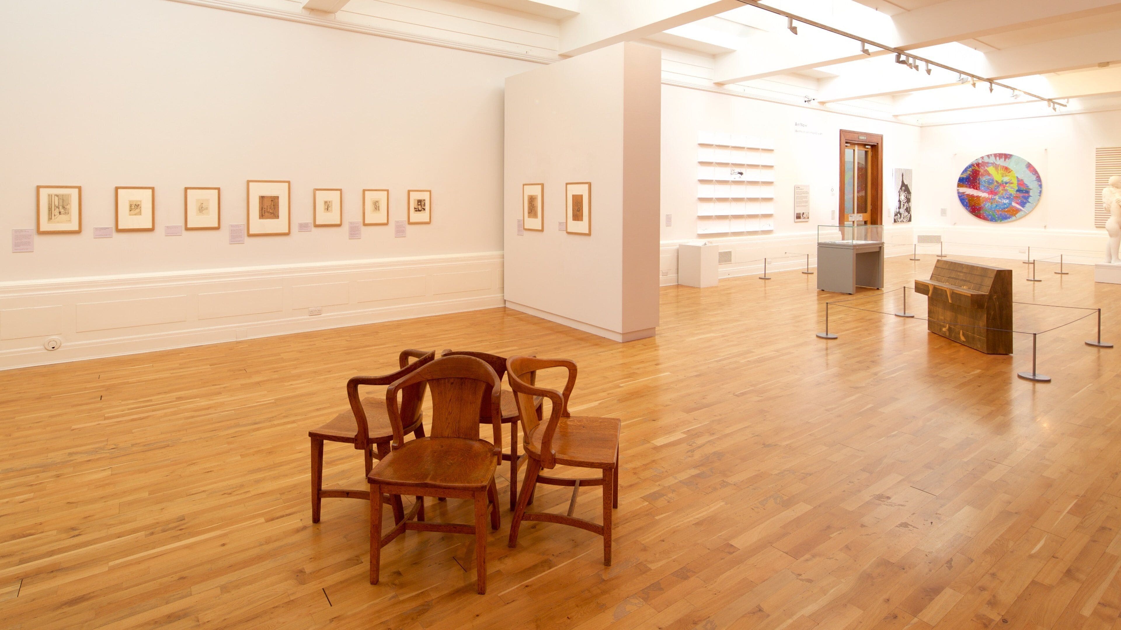 Graves Art Gallery que incluye vistas de interior y arte