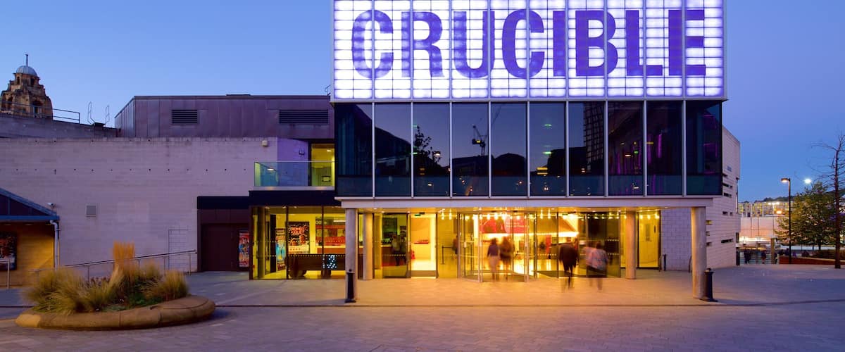 Crucible Theatre som inkluderar nattliv, teaterscener och skyltar