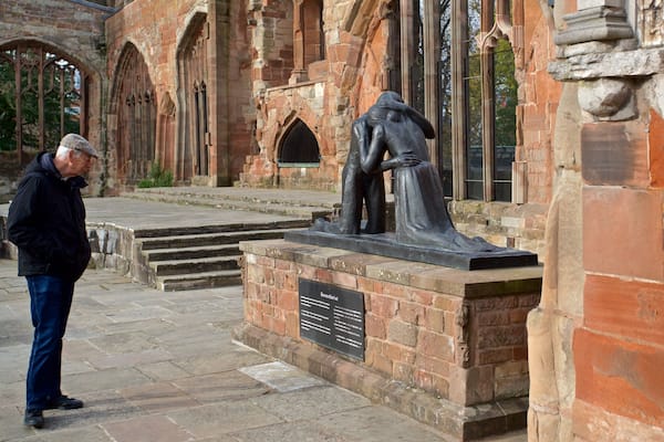 Coventry montrant scĂšnes de rue et statue ou sculpture aussi bien que homme