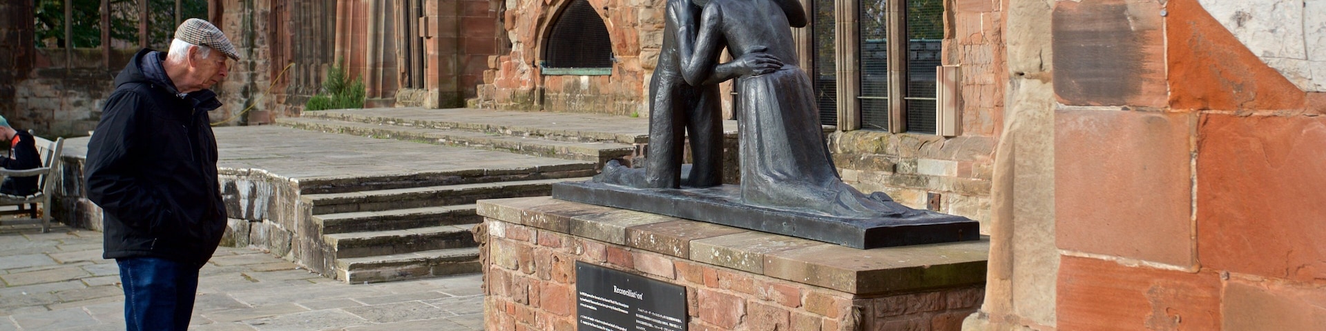 Coventry caracterizando cenas de rua e uma estátua ou escultura assim como um homem sozinho