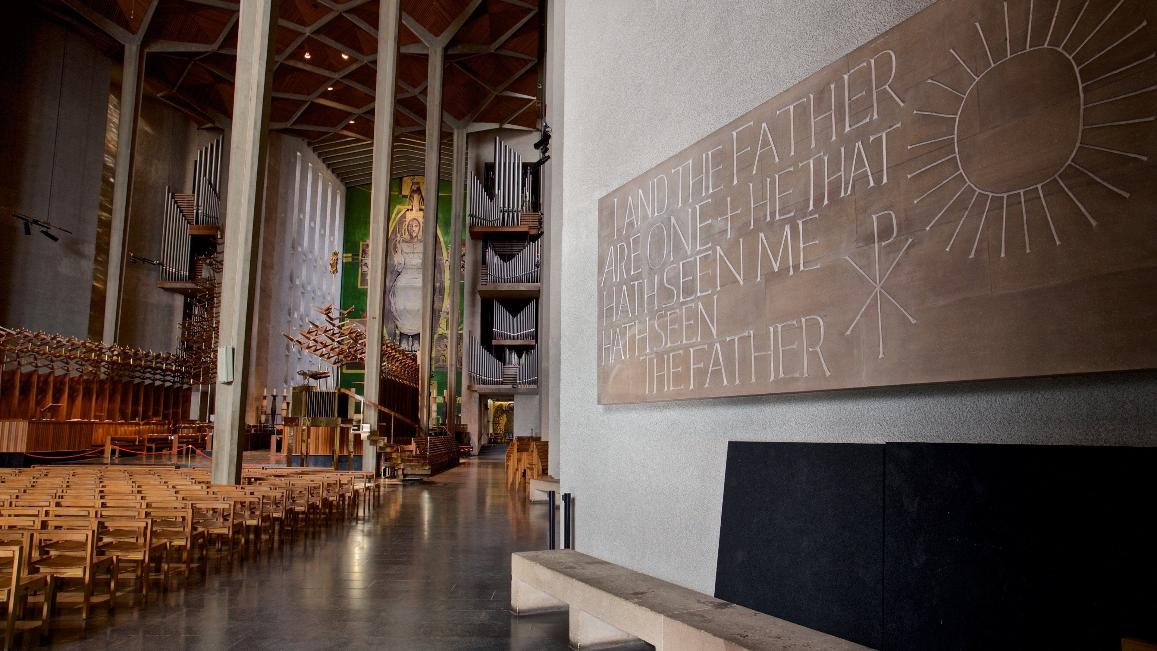 Coventryn katedraali johon kuuluu kirkko tai katedraali, kyltit ja sisäkuvat