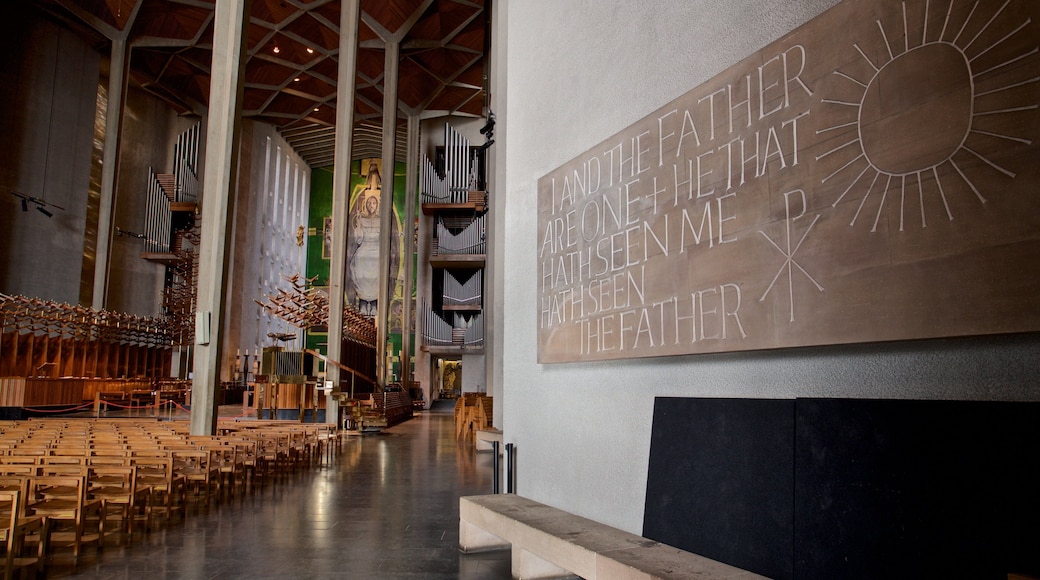 Catredral de Coventry ofreciendo una iglesia o catedral, vistas de interior y señalización