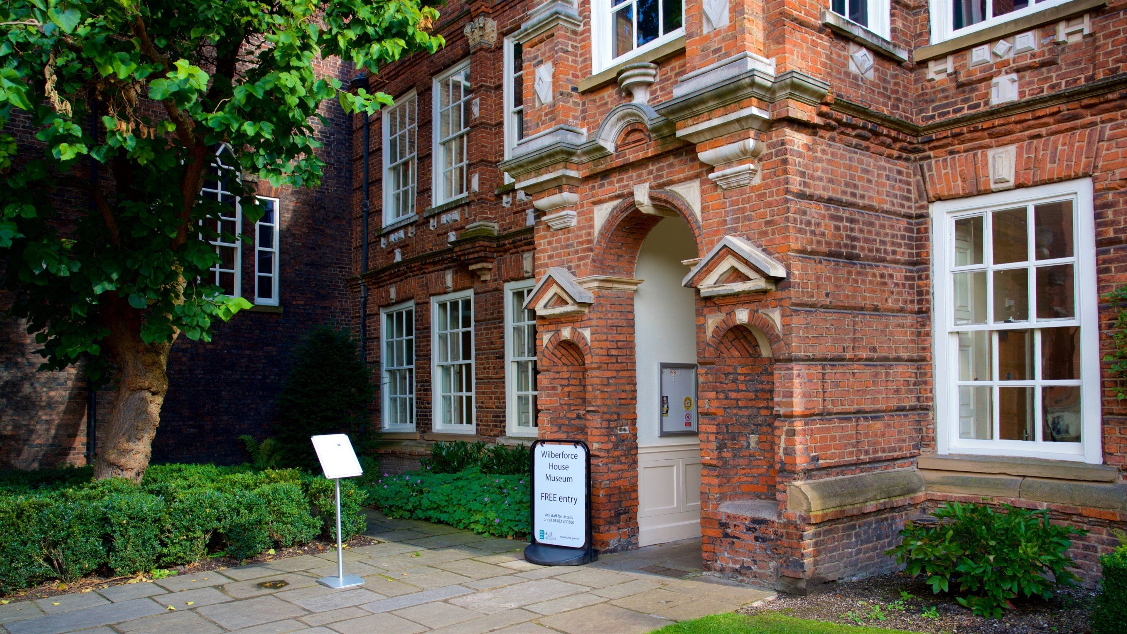 Wilberforce House Museum showing a house, heritage elements and signage