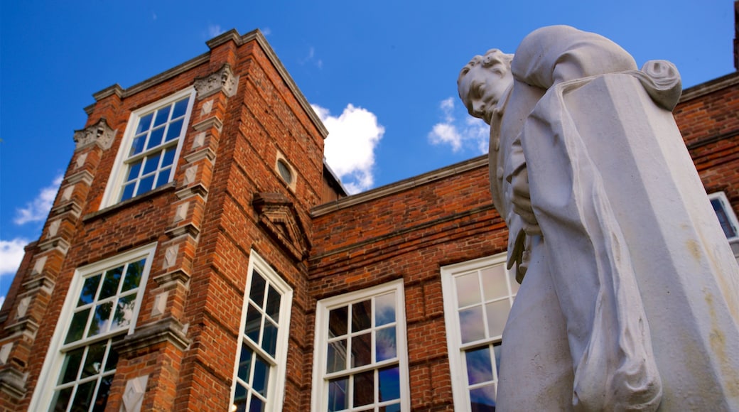 Wilberforce House Museum som viser statue eller skulptur
