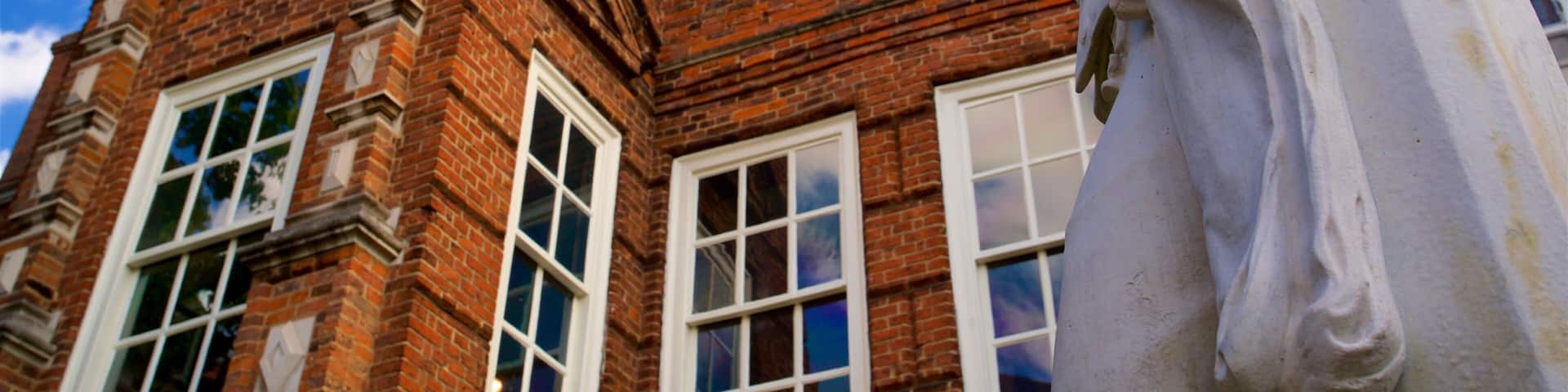 Wilberforce House Museum which includes a statue or sculpture