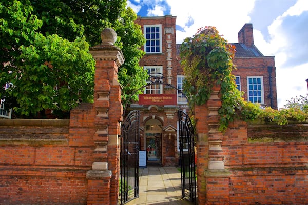L’entrée du musée Wilberforce House, avec une porte en briques et une enseigne.