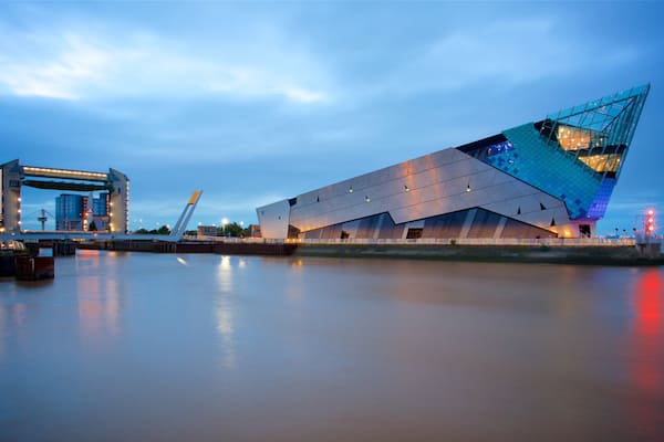 The Deep welches beinhaltet allgemeine Küstenansicht, moderne Architektur und bei Nacht