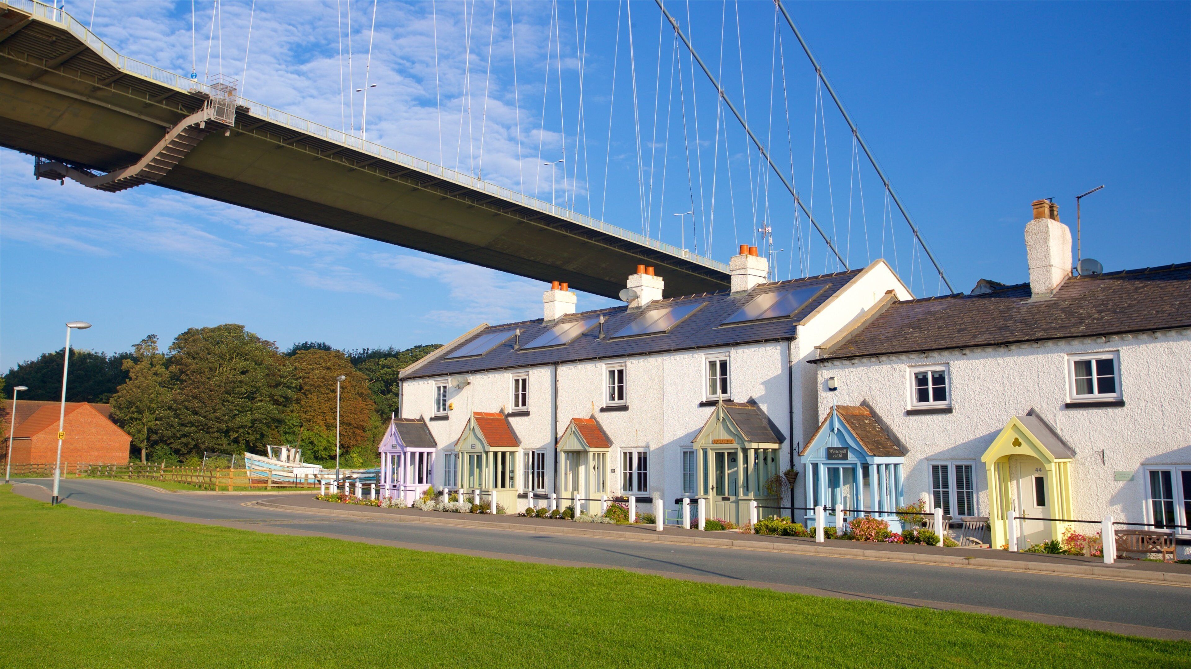 Humber Bridge showing a bridge and a house