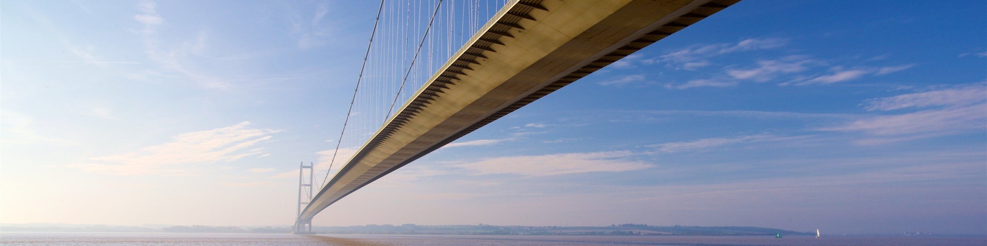 Humber Bridge mostrando um pôr do sol, paisagens litorâneas e uma ponte
