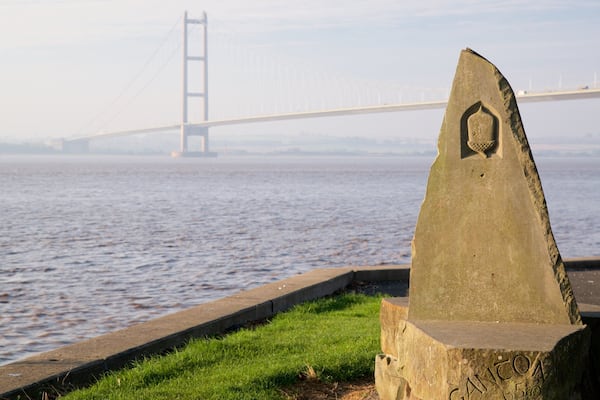 Humber Bridge montrant riviĂšre ou ruisseau, pont et art en plein air
