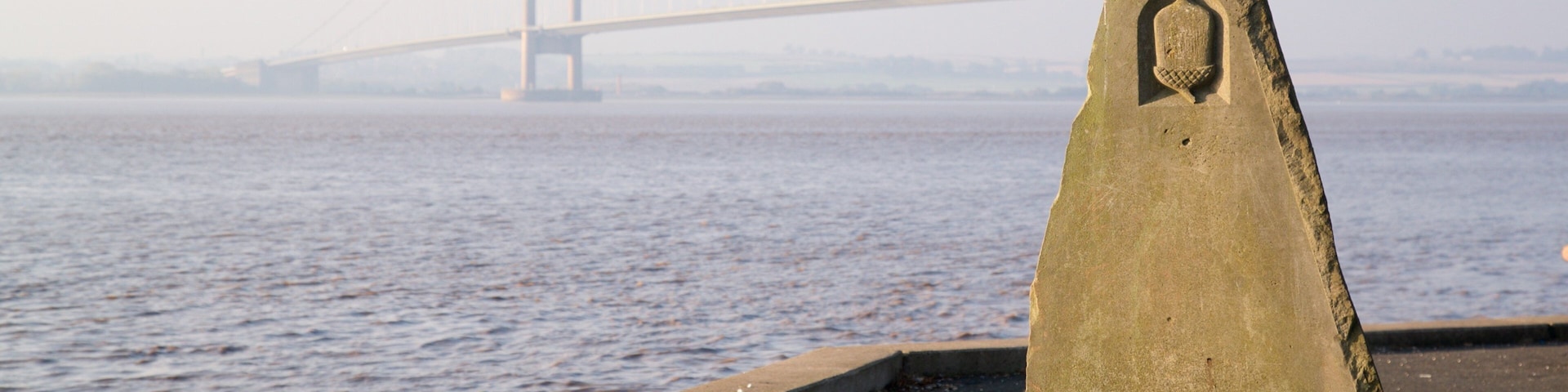 Humber Bridge montrant riviĂšre ou ruisseau, pont et art en plein air