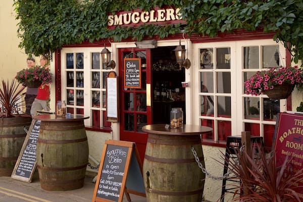 Robin Hood\'s Bay Beach som omfatter caféliv, skiltning og en kystby